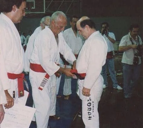 hélio-gracie-awarding-red-belts-to-grandmaster-fransisco